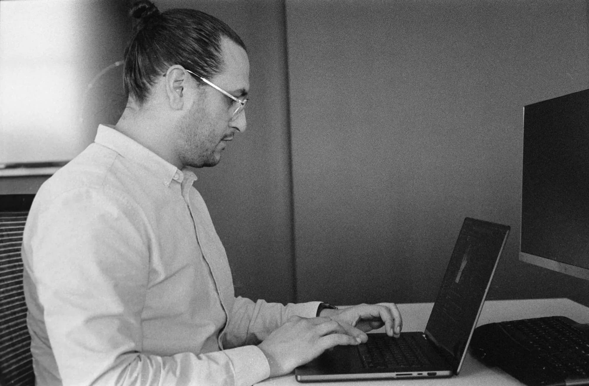 Collega aan het werk achter laptop