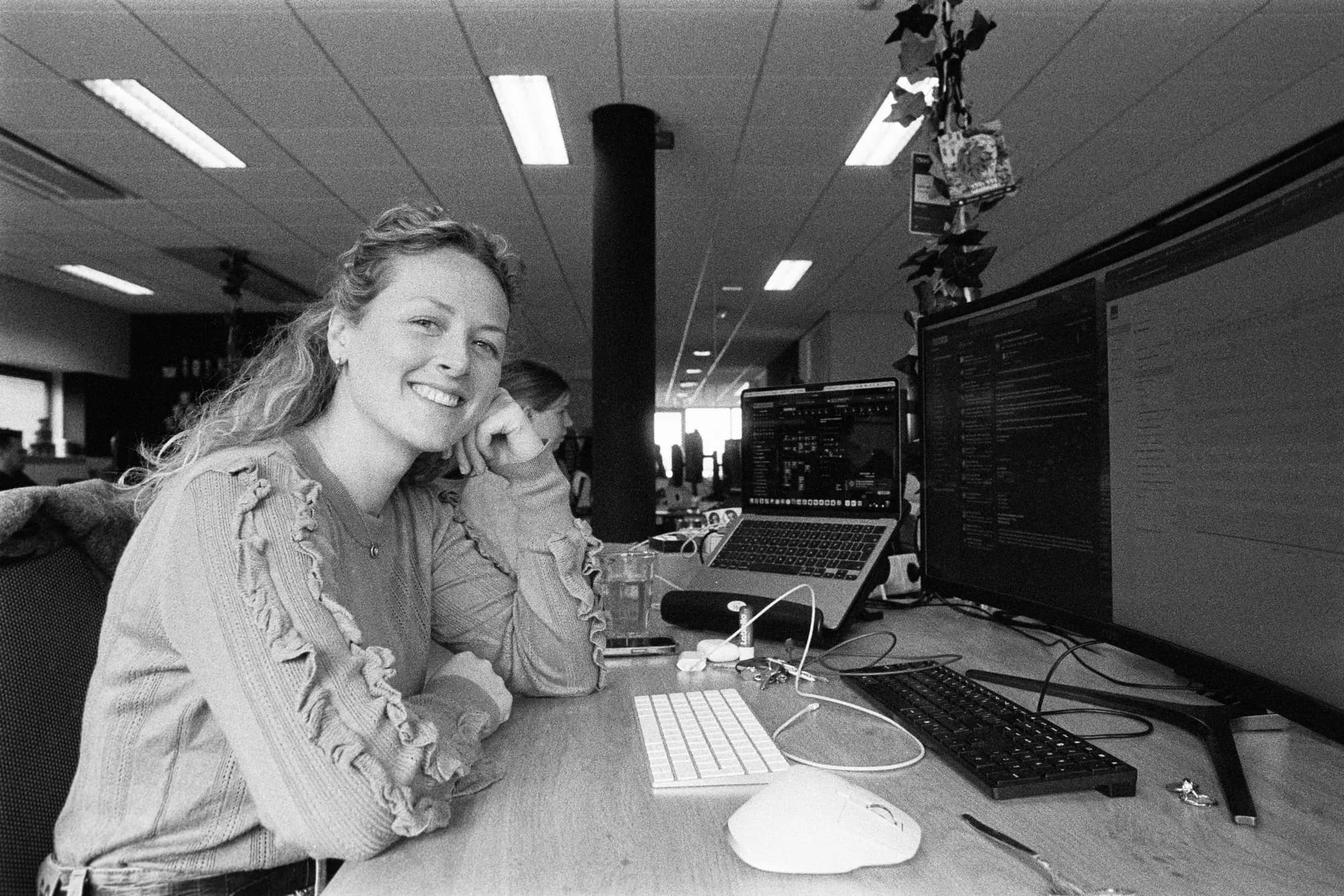 Collega kijkt lachend in de camera