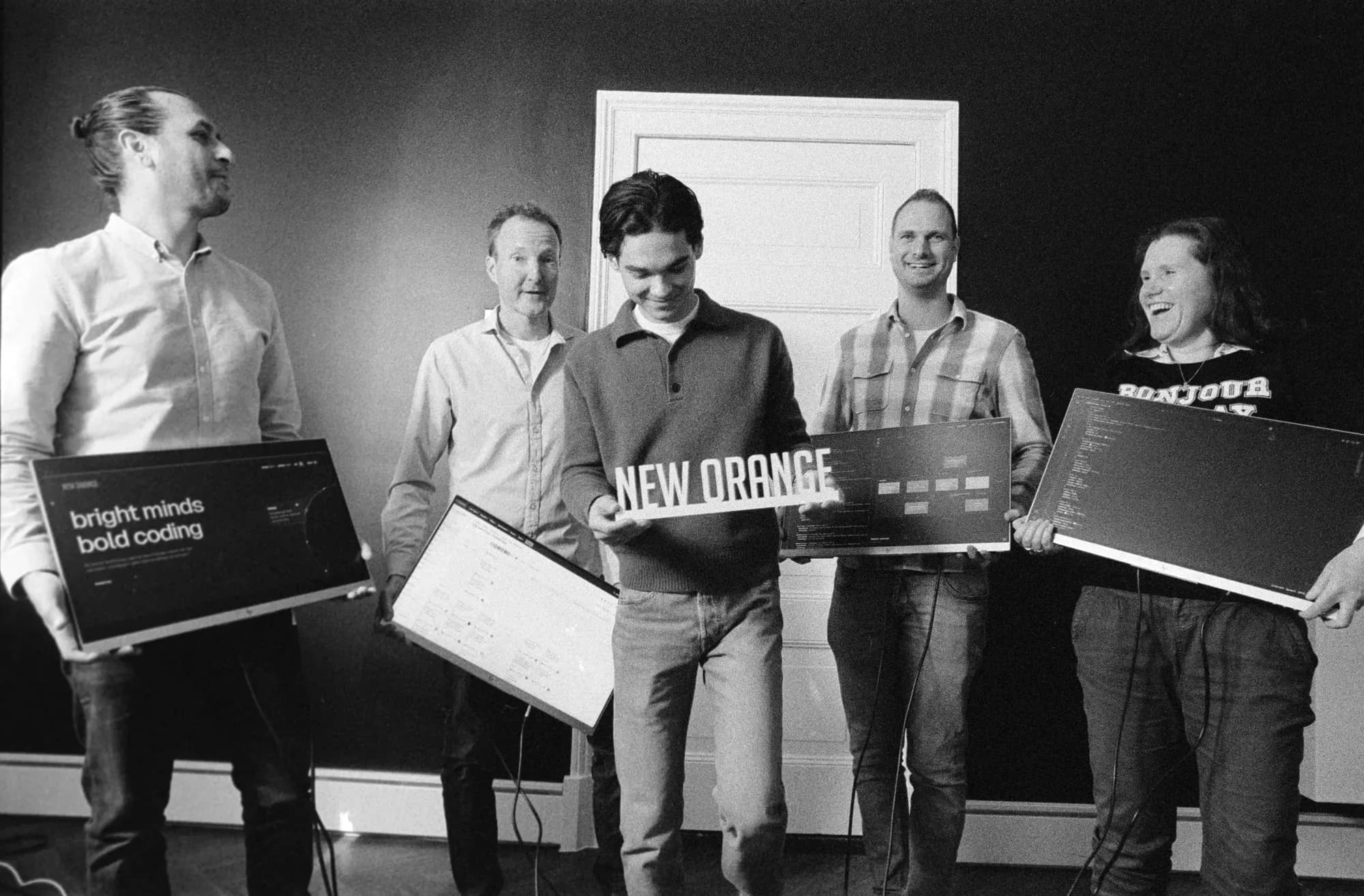 Groepsfoto van vijf medewerkers van New Orange