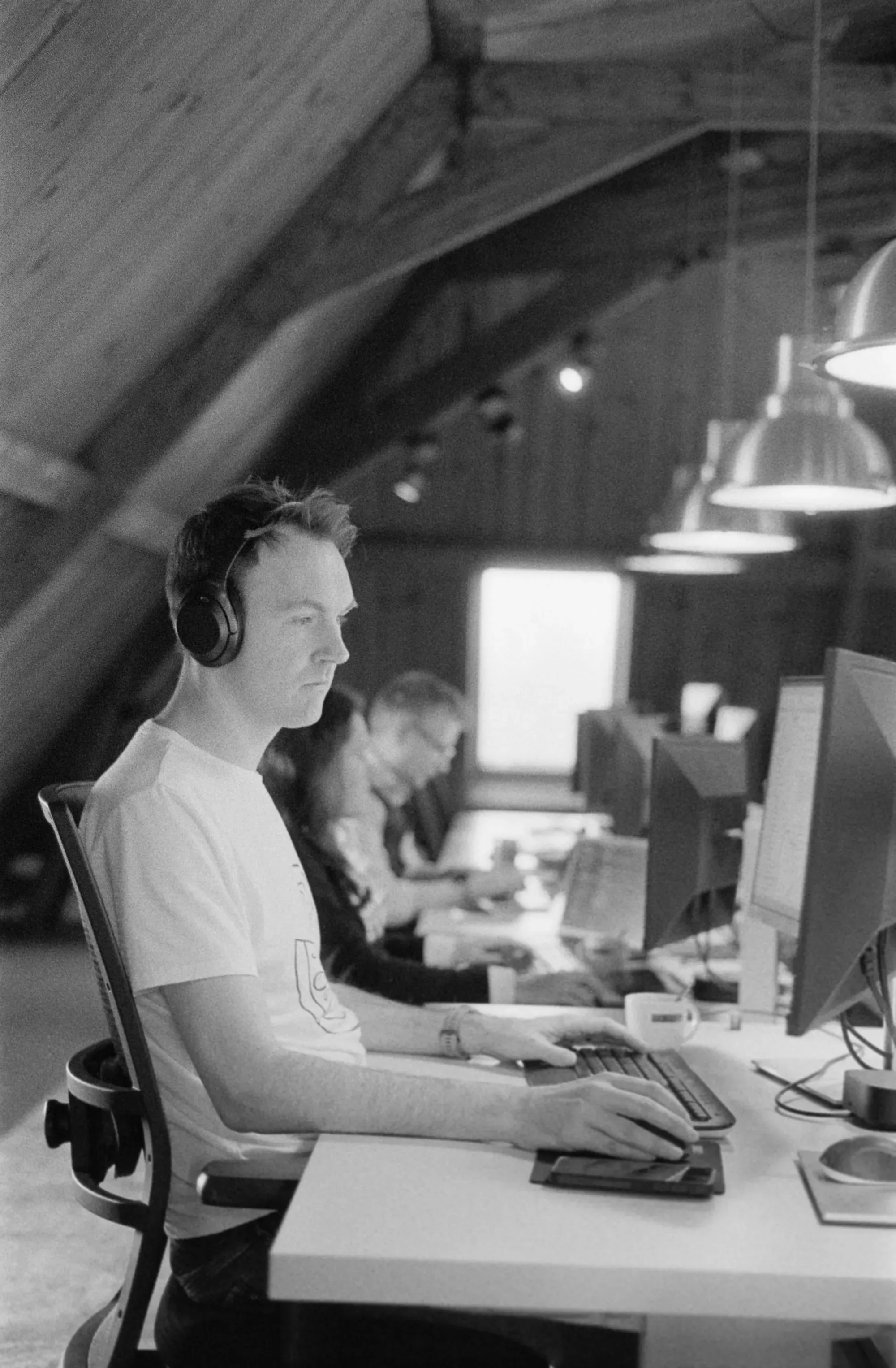 Collega achter zijn computer