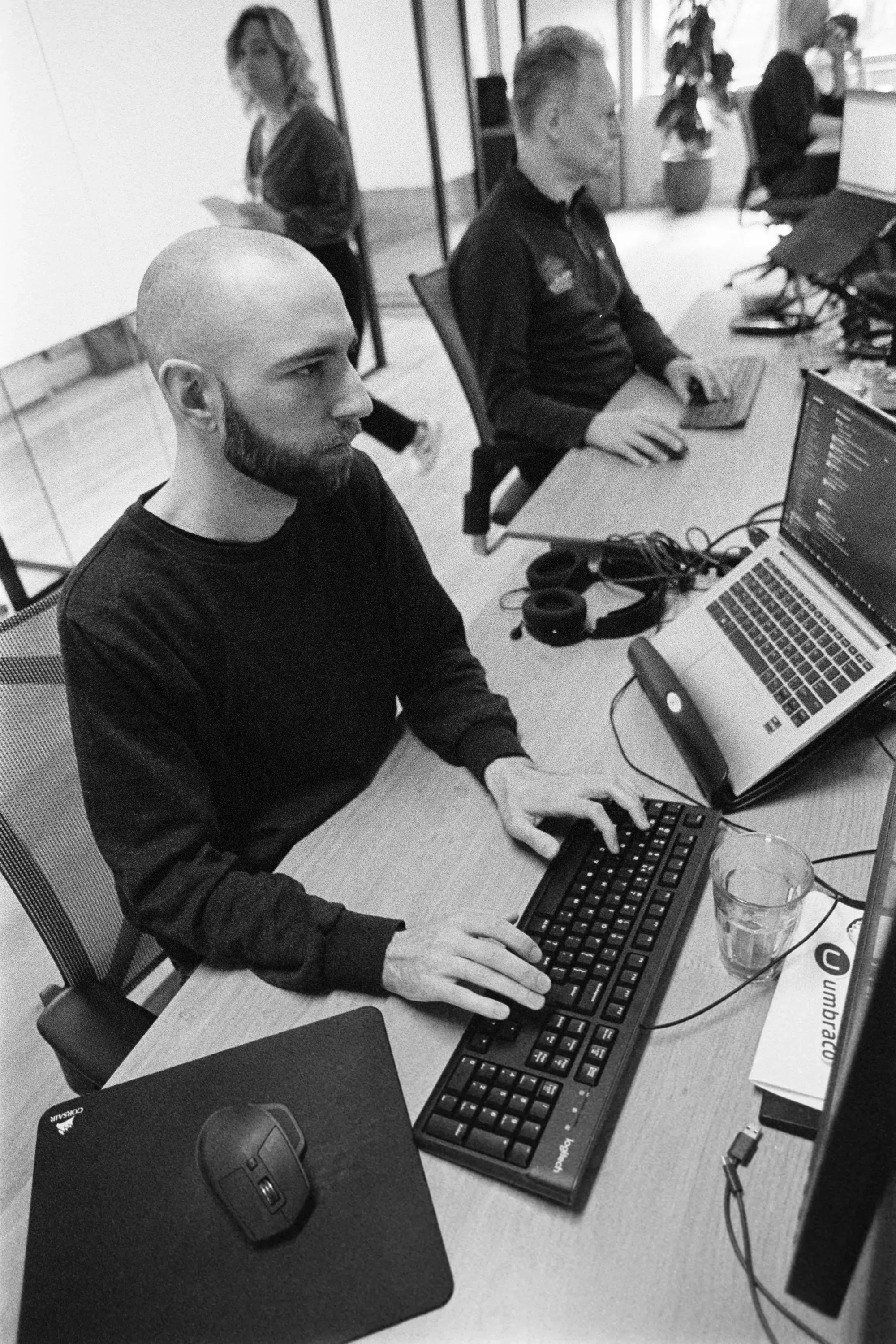 Collega werkend achter computer