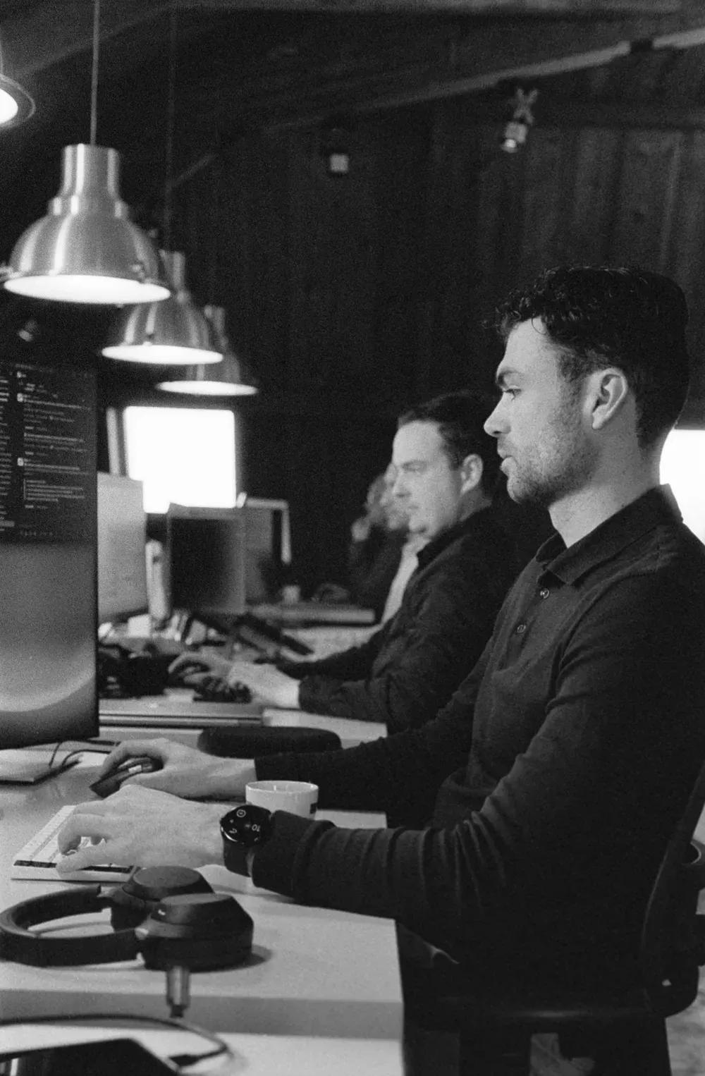 Collega's achter hun bureau