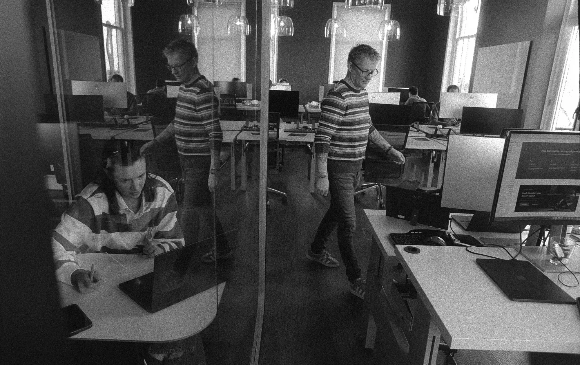 Collega's op kantoor en in meeting