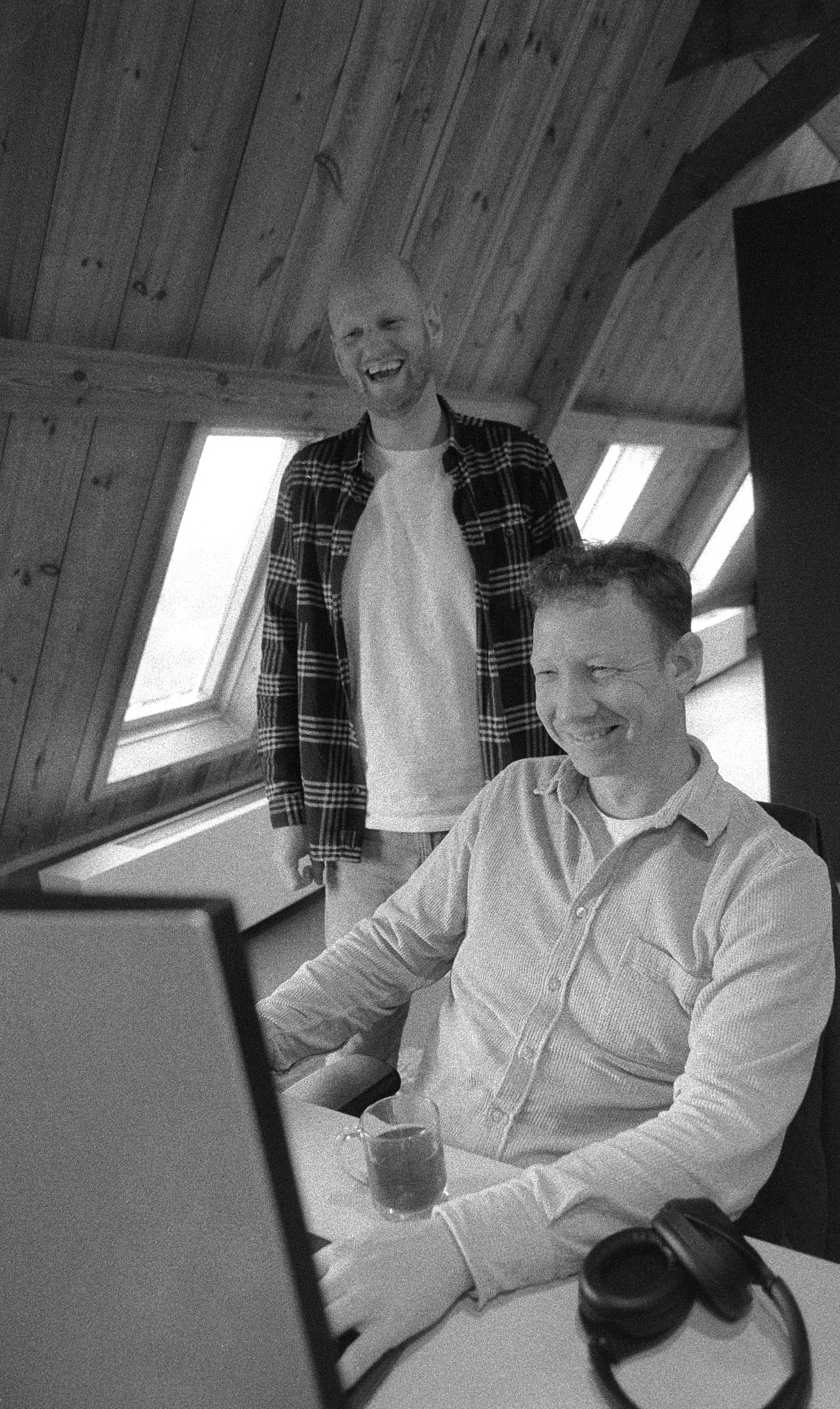 Twee collega's achter scherm