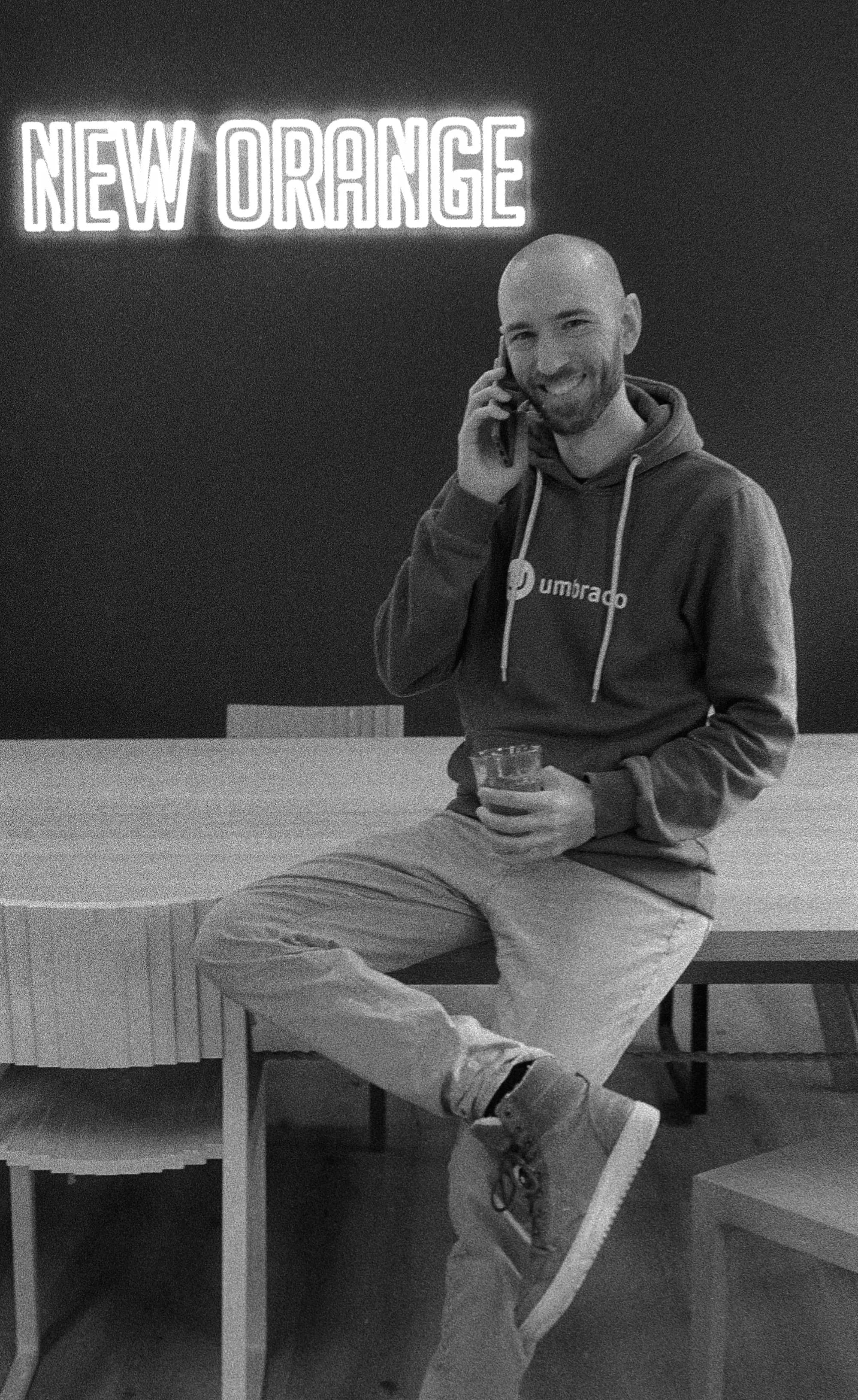 Dennis aan de telefoon