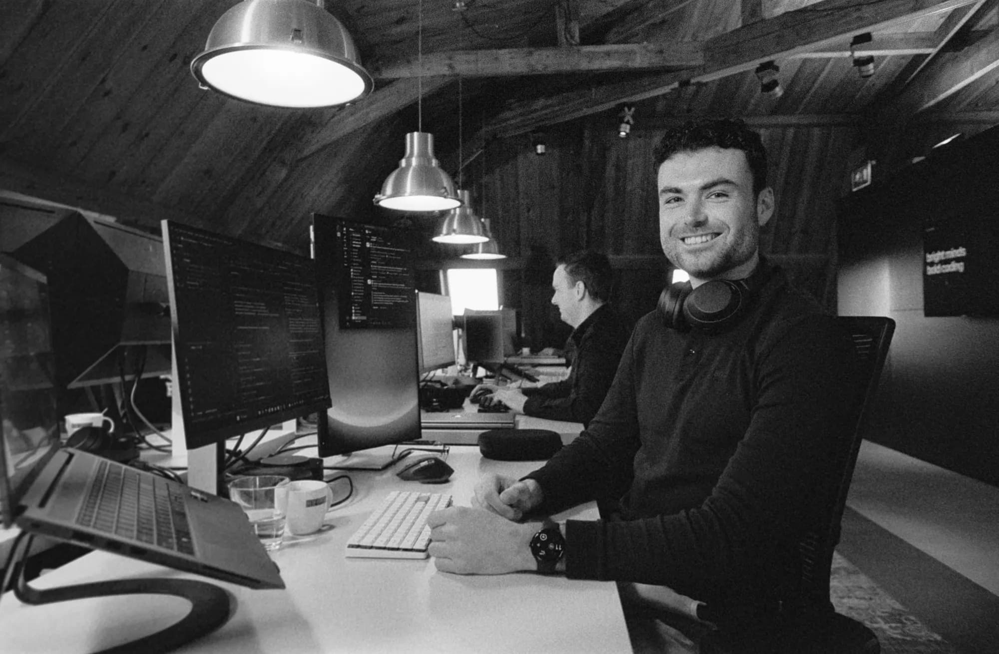Colleagues working next to eachother