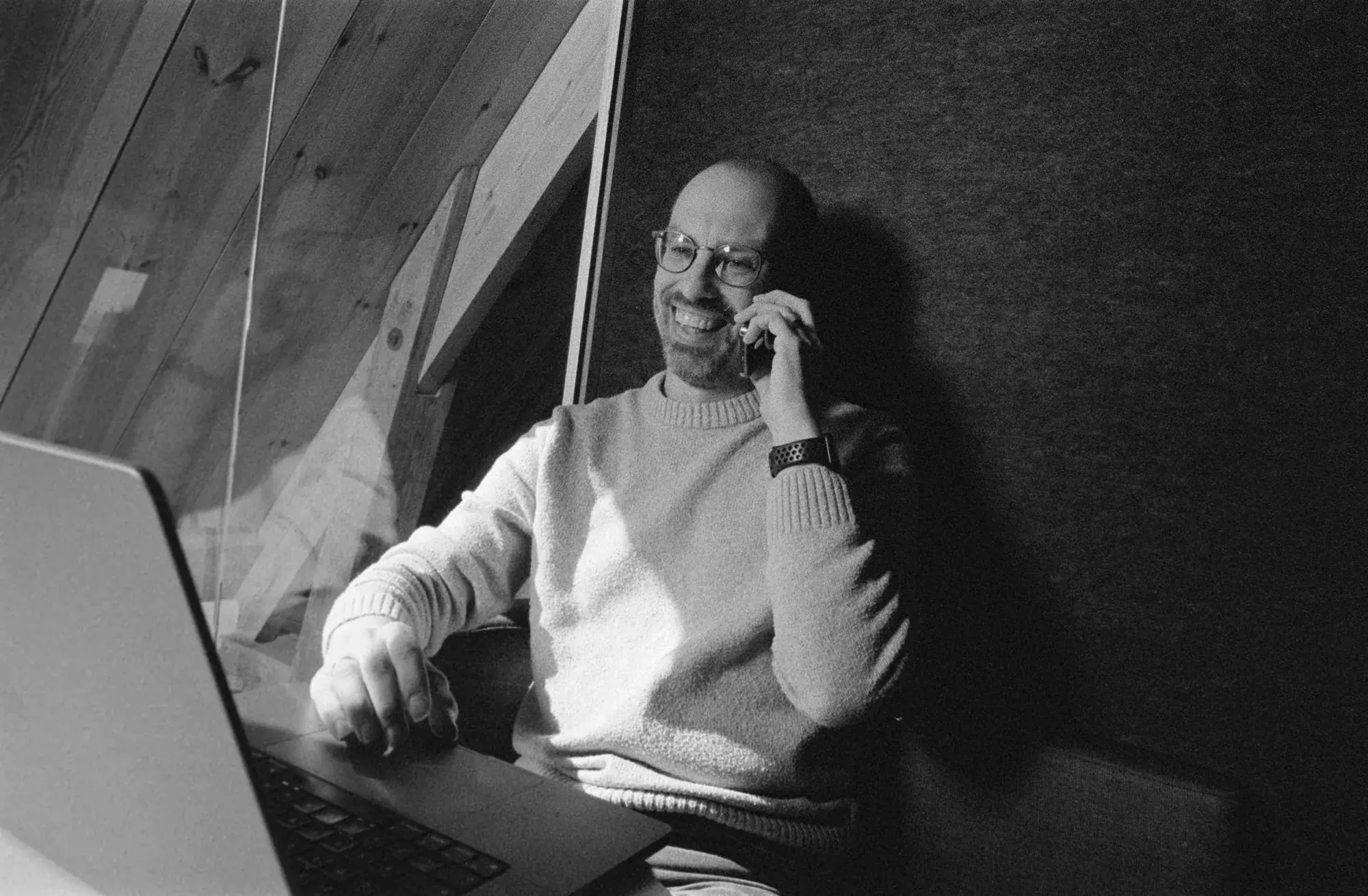 Ewart aan de telefoon