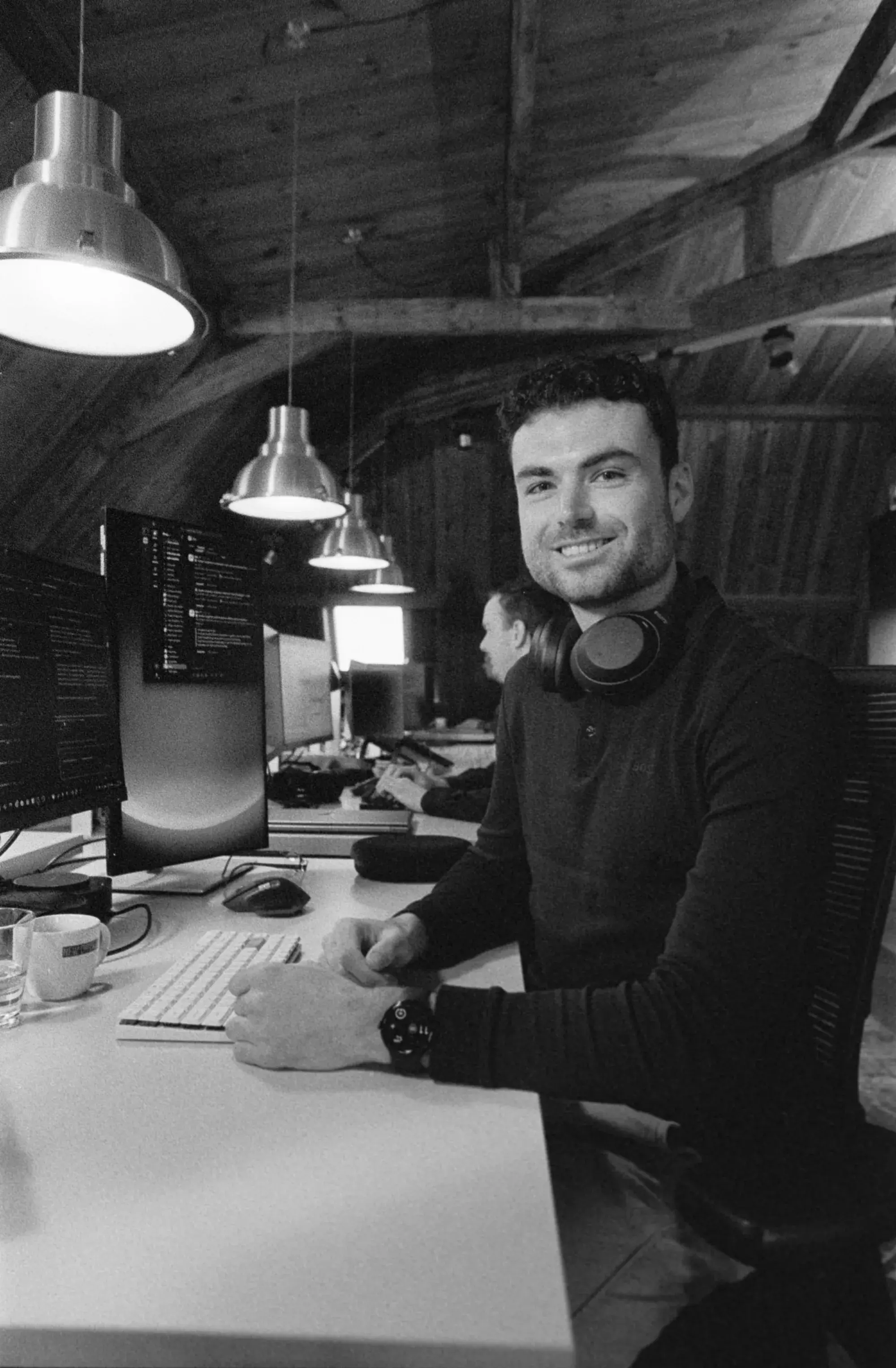 Software Architect Roy Berris achter zijn bureau