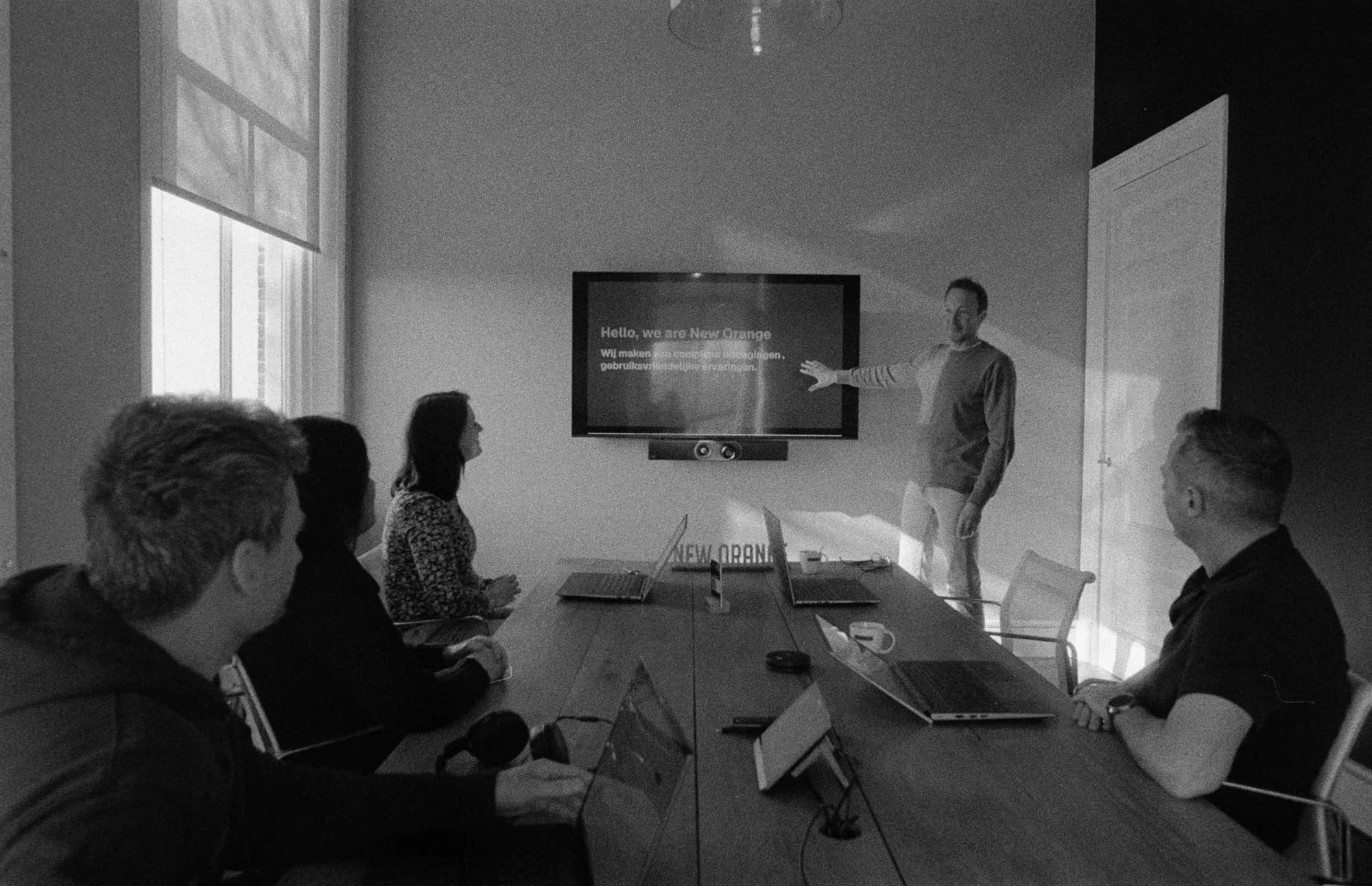 Collega's bij presentatie