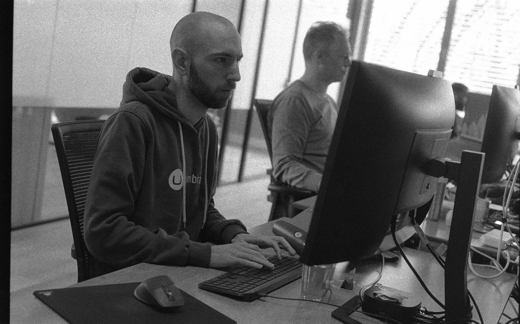 Two colleagues behind a computer