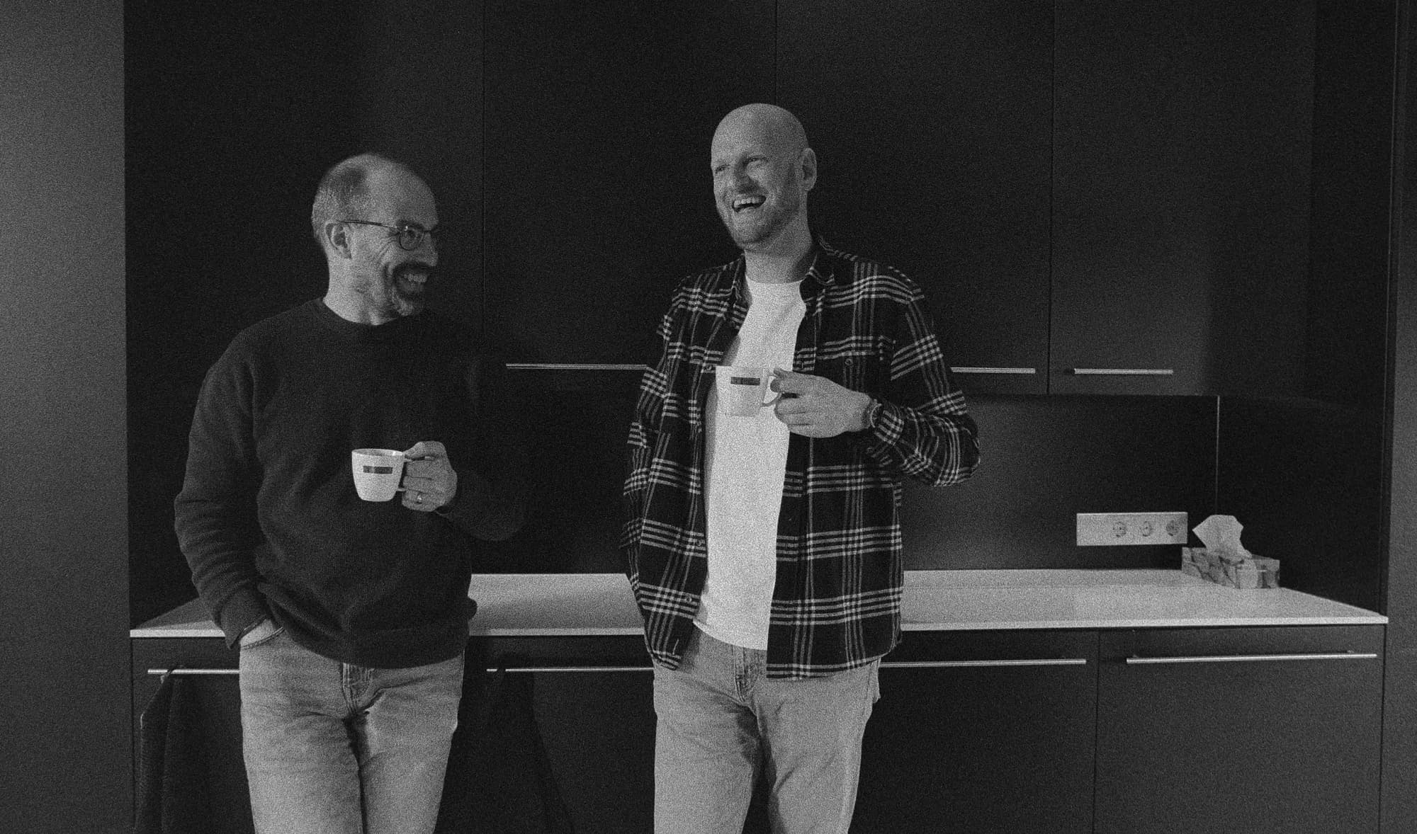 Collega's lachen met koffie