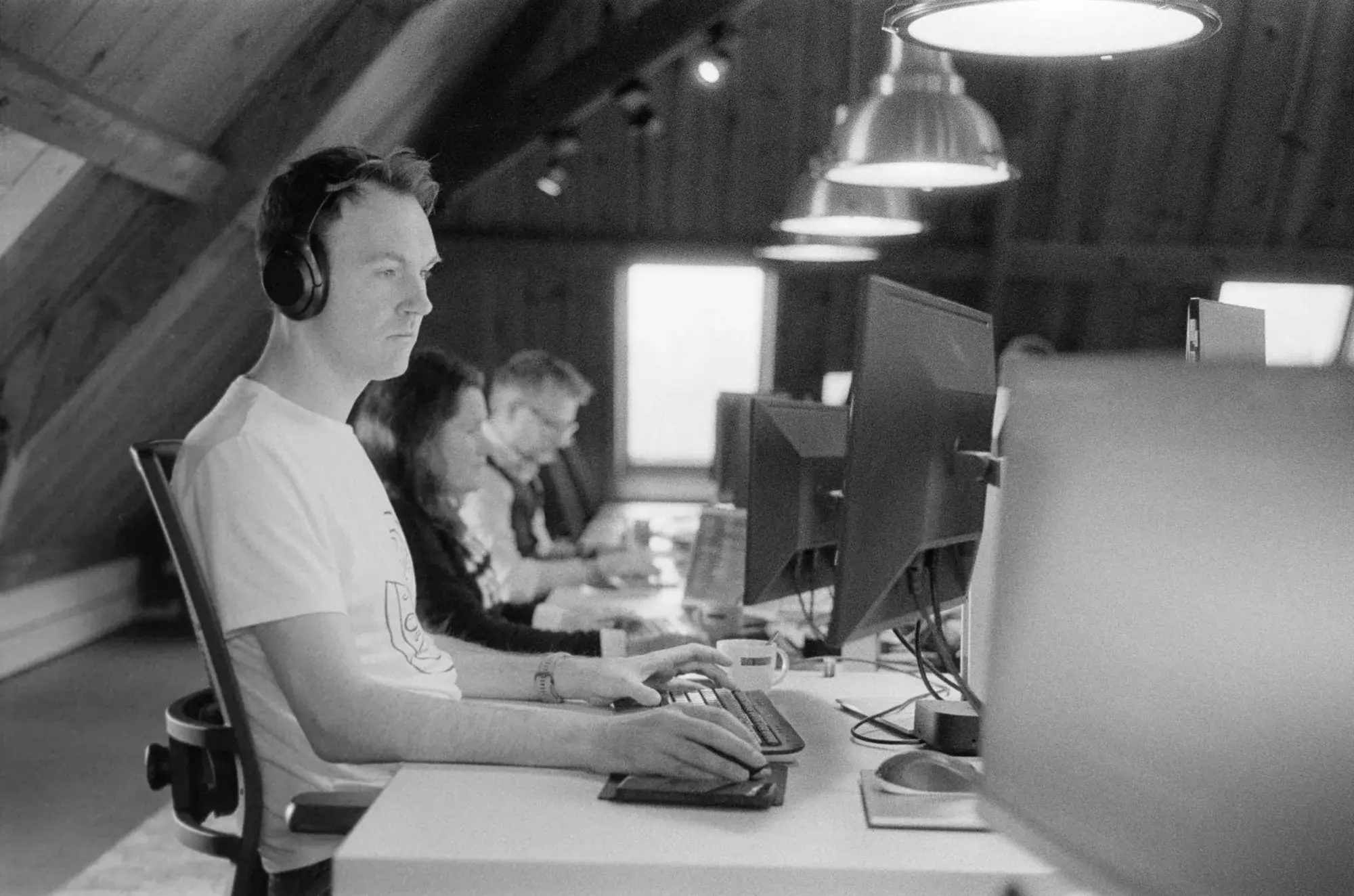 Collega Tom achter zijn computer